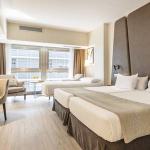 Habitación triple 2+1 Hotel ILUNION Málaga