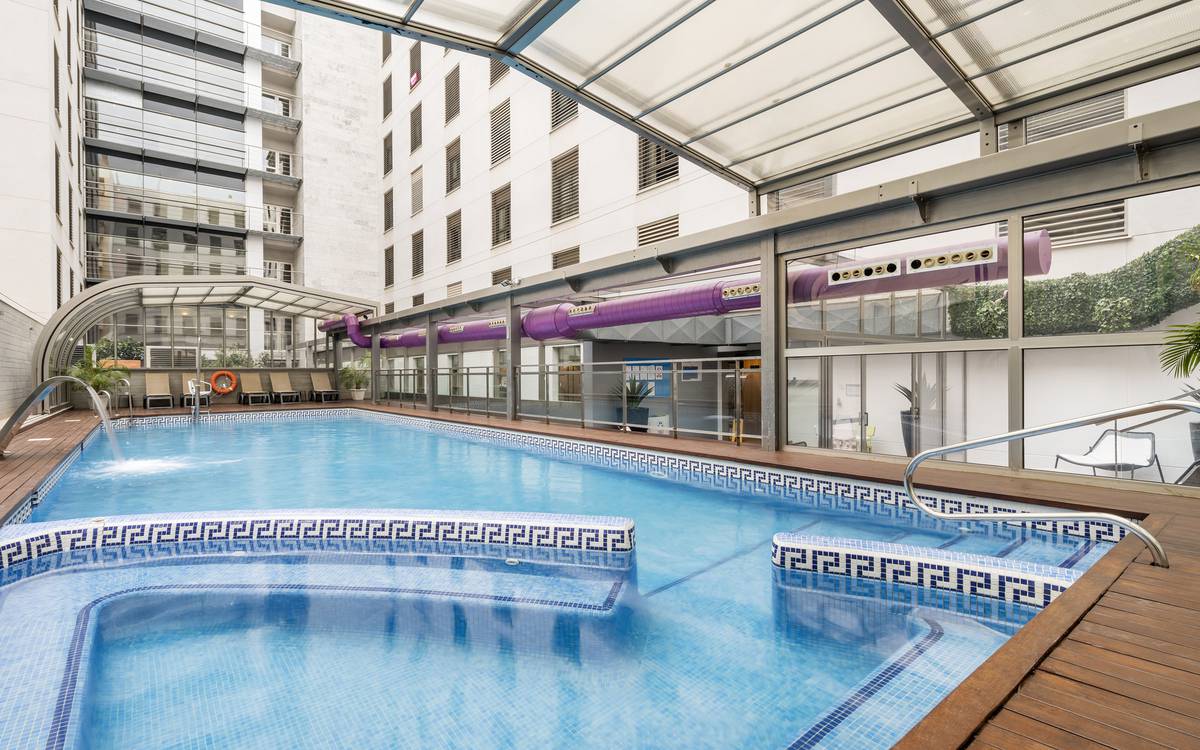 Piscina exterior e interior Hotel ILUNION Málaga Piscina exterior e interior Hotel ILUNION Málaga