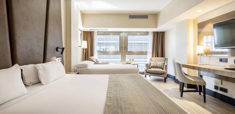 Habitación triple Hotel ILUNION Málaga