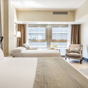 Habitación triple Hotel ILUNION Málaga